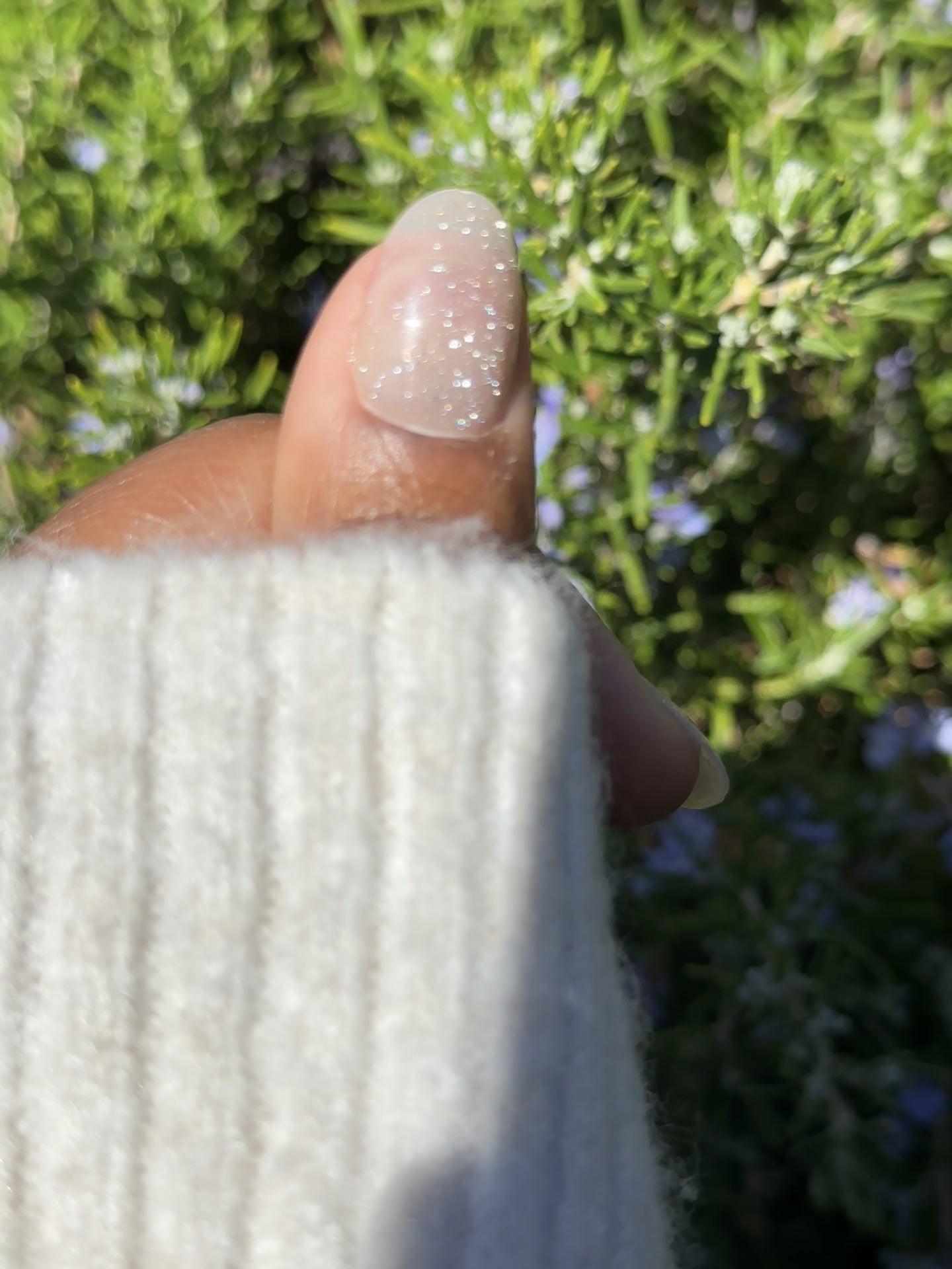 Close-up of Juliet glitter press-on nail